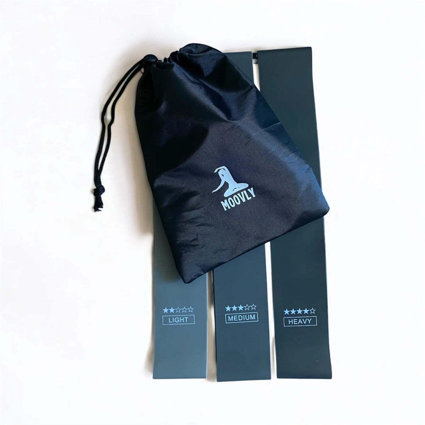 Kit Pilates Moovly with three resistance bands (light, medium, heavy) in a carry bag for versatile workouts.